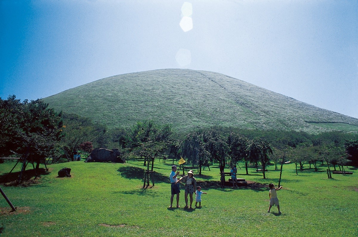 大室山火山噴發形成的各種景觀